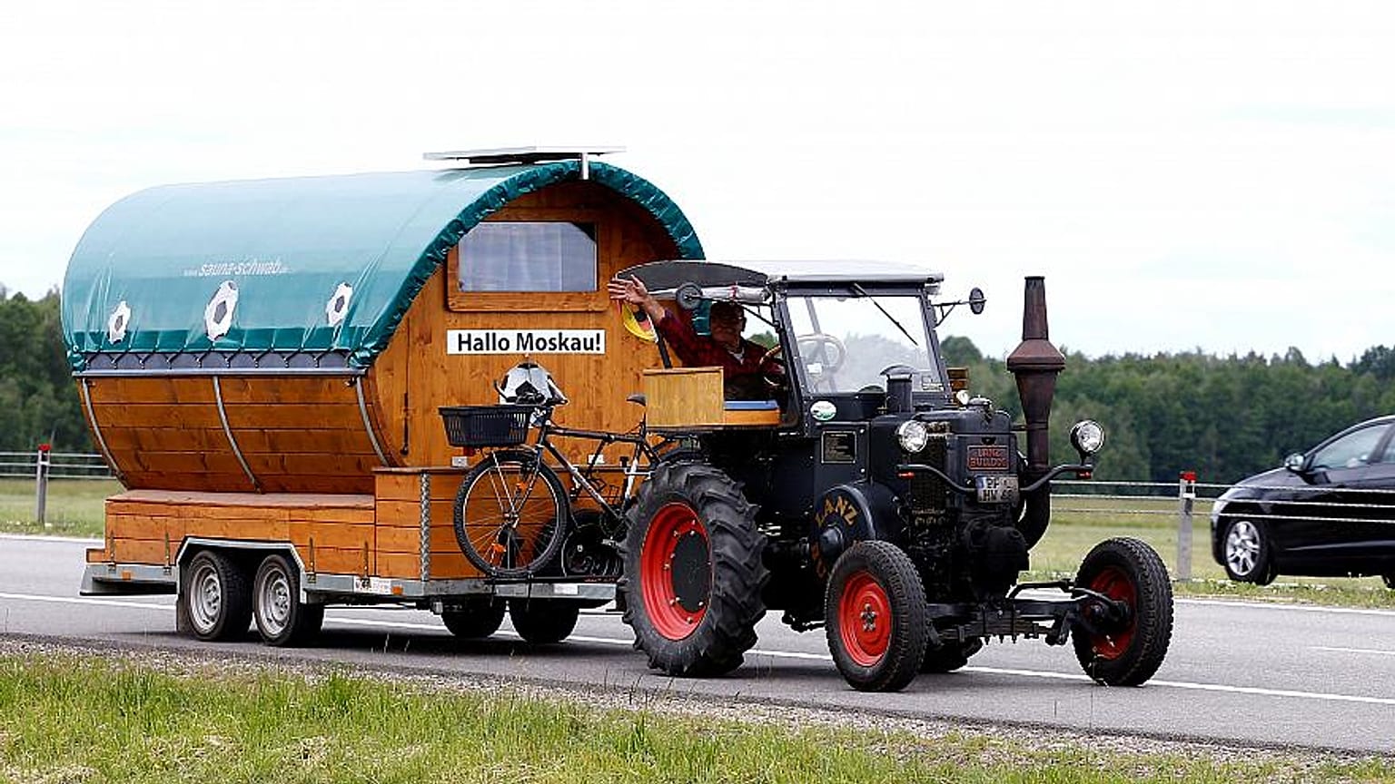 Superfan: de Alemania hasta el Mundial de Rusia… en tractor