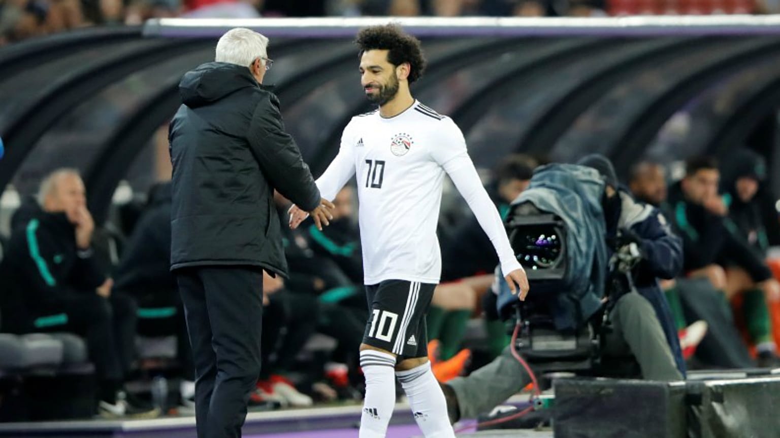 صلاح بصحبة هيكتور كوبر مدرب المنتخب المصري