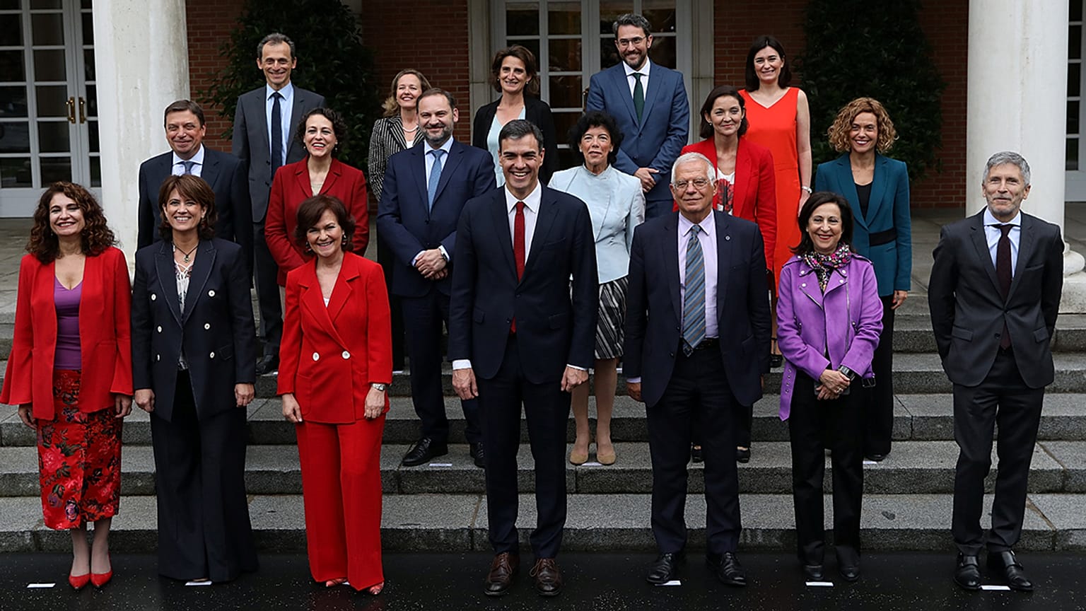 Első spanyol kormányülés: még a nevük is nőnemű lett