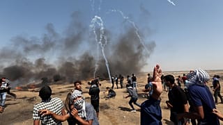 القوات الإسرائيلية تطلق الغاز المسيل للدموع على المتظاهرين