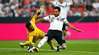 عبدالله المعيوف السعودي وإلكاي غوندوغان الألماني. تصوير: ثيلو شمولغين.