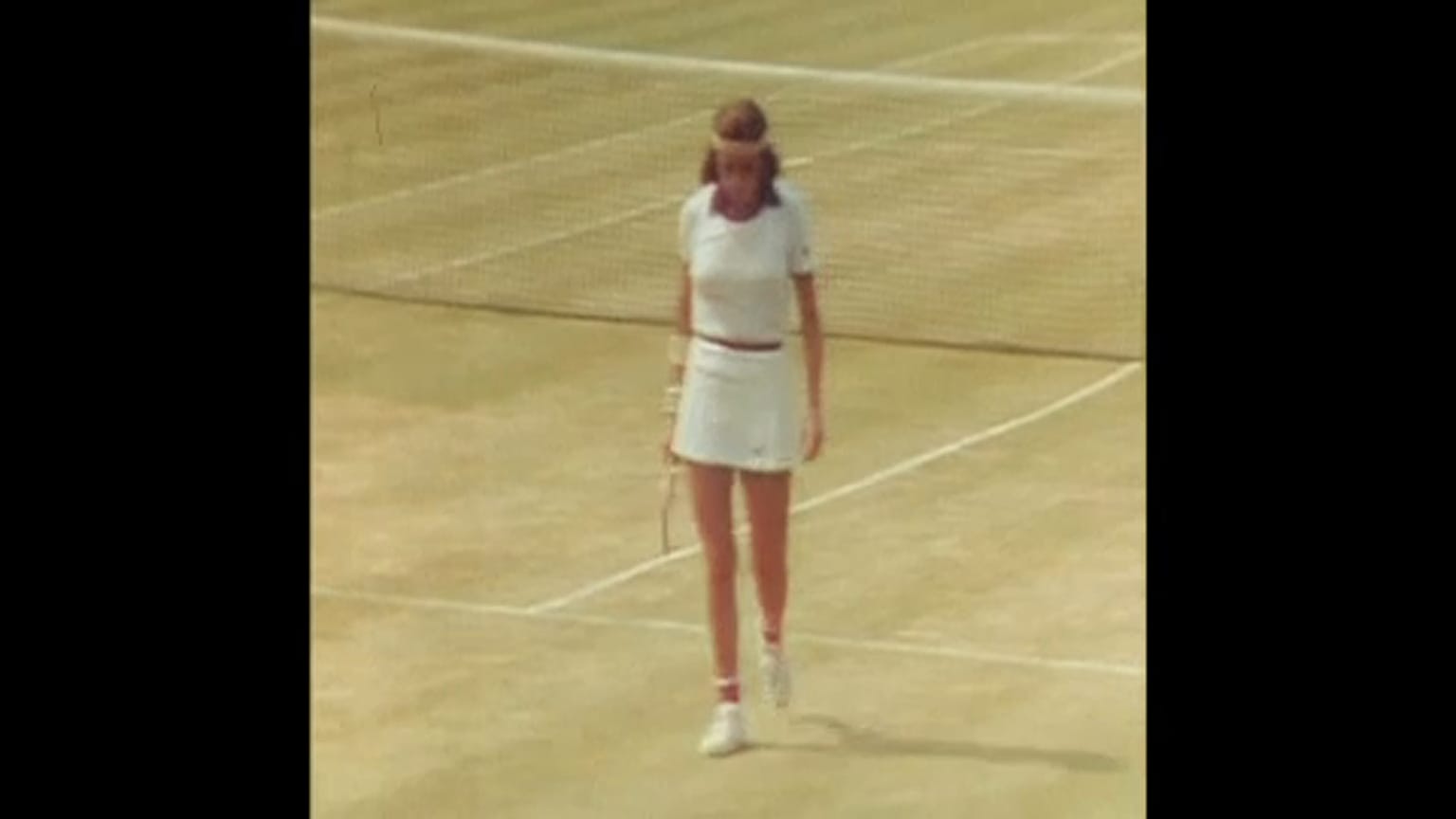 Maria Bueno játszik Sue Bakerrel 1976. június 24-én