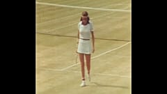 Maria Bueno játszik Sue Bakerrel 1976. június 24-én