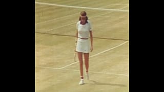 Maria Bueno játszik Sue Bakerrel 1976. június 24-én