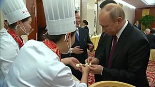 Путин и Цзиньпин лепят пельмени