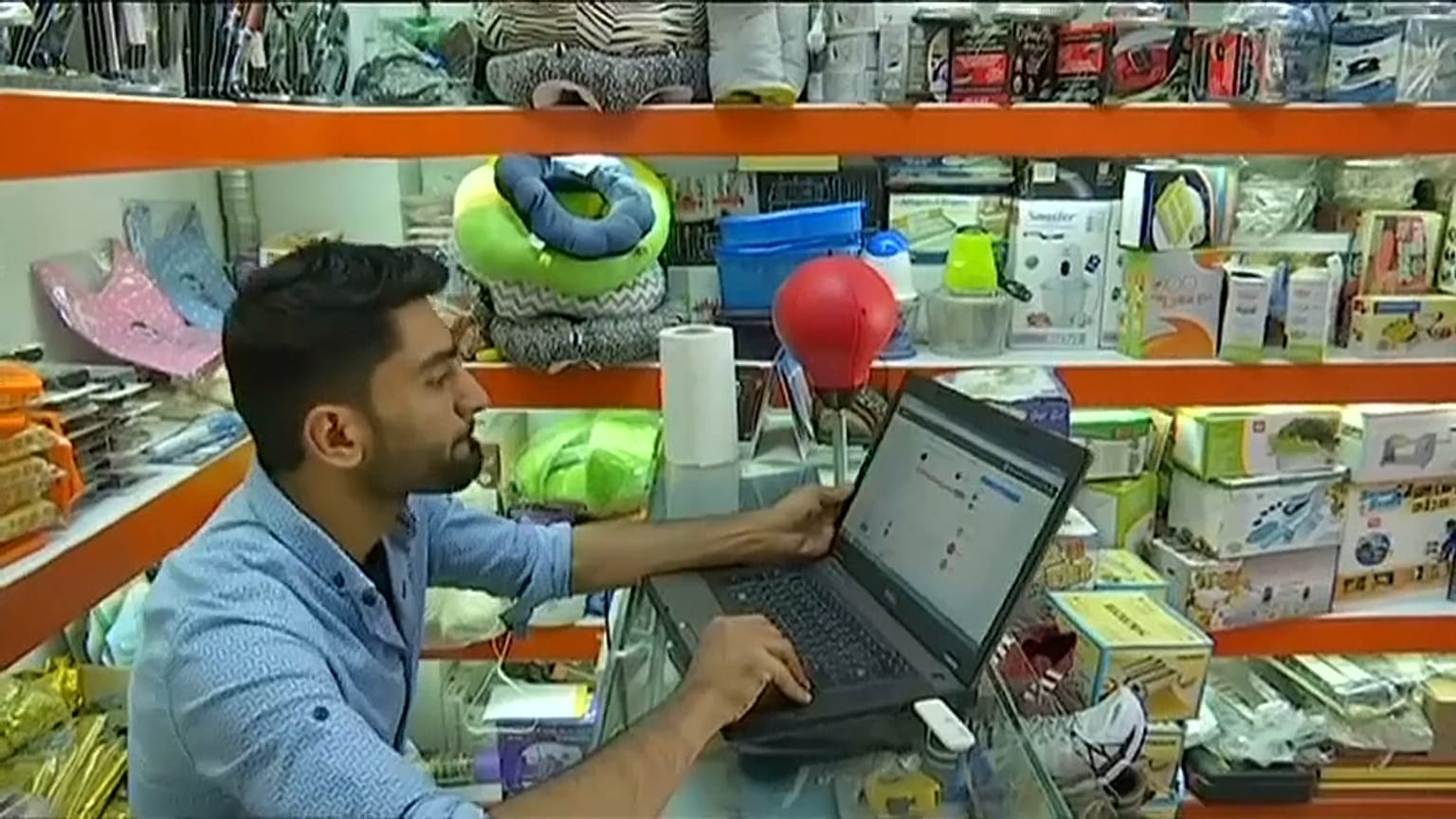 الأفغان يقبلون على التسوق عبر الأنترنت تفاديا للتفجيرات والتحرش الجنسي 
