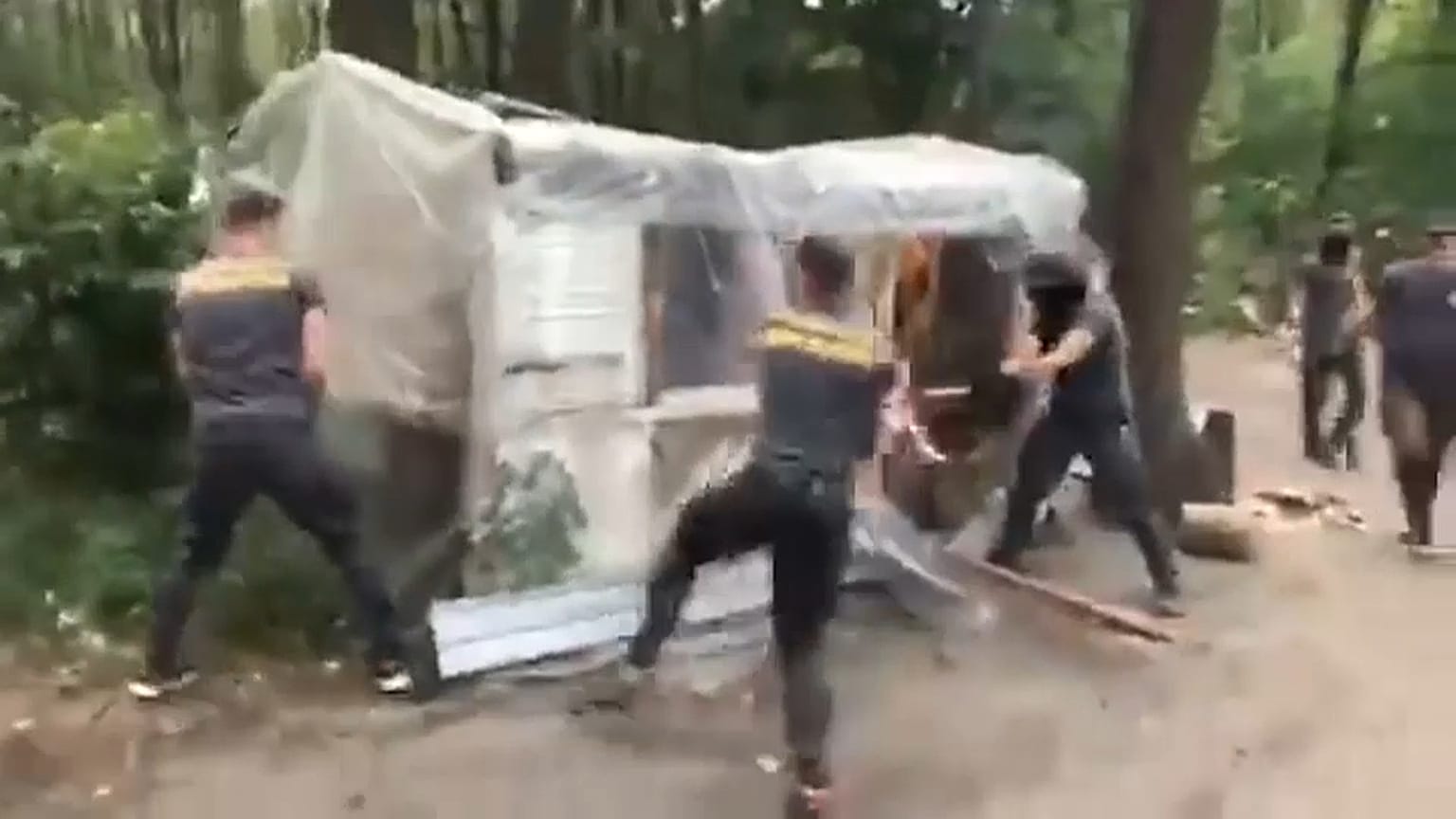 Ukrayna'da aşırı sağcı grup Roman kampına saldırdı
