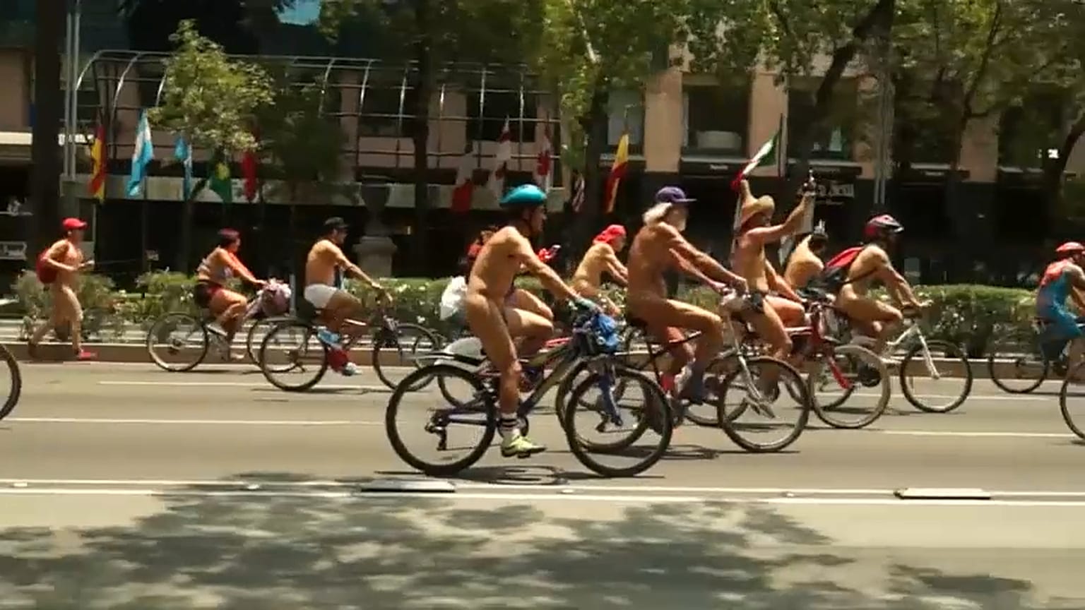 Ciclistas nus em protesto na Cidade do México