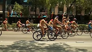 Ciclistas nus em protesto na Cidade do México