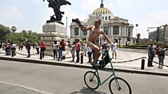 ¡Desnudos ante el tráfico! ¿Ahora sí me ves?