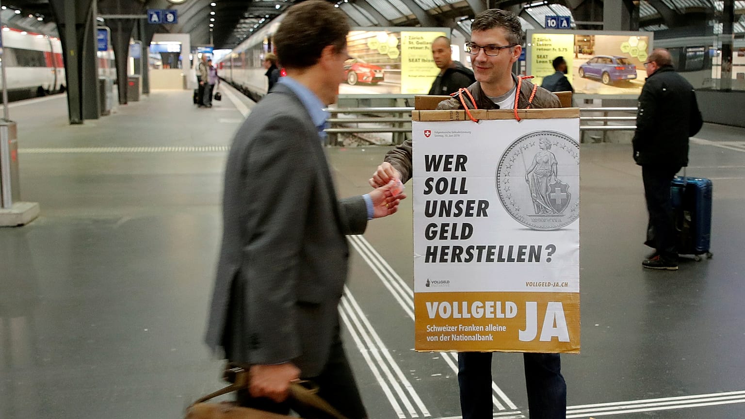 Marad a bankok pénzteremtési joga Svájcban
