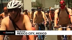 A vélo et nus pour les droits des cyclistes