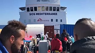 Судно с сотнями мигрантов в поисках причала