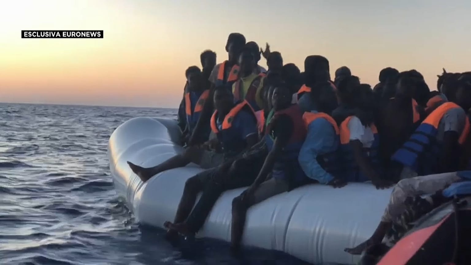 Sull'Aquarius: il salvataggio e poi l'attesa di un porto