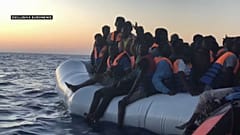 Sull'Aquarius: il salvataggio e poi l'attesa di un porto