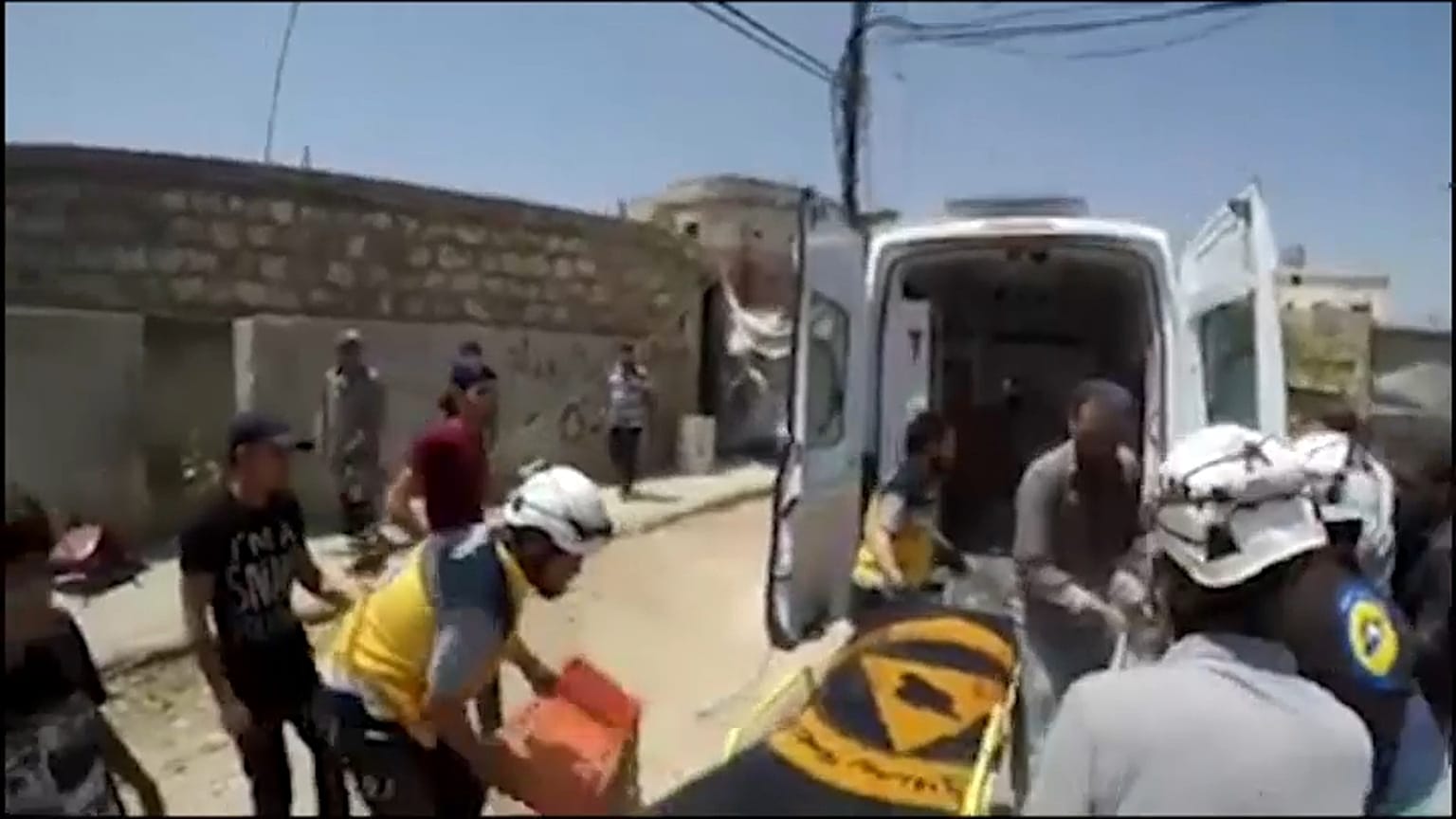 مسعفون ينقلون المصابين جراء القصف