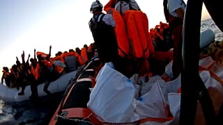 Hoffen und Bangen: Die Menschen auf der "Aquarius"