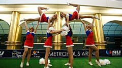 Cheerleader bei einem Freundschaftsspiel in der St. Petersburger Metro