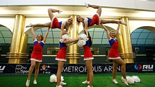 Cheerleader bei einem Freundschaftsspiel in der St. Petersburger Metro
