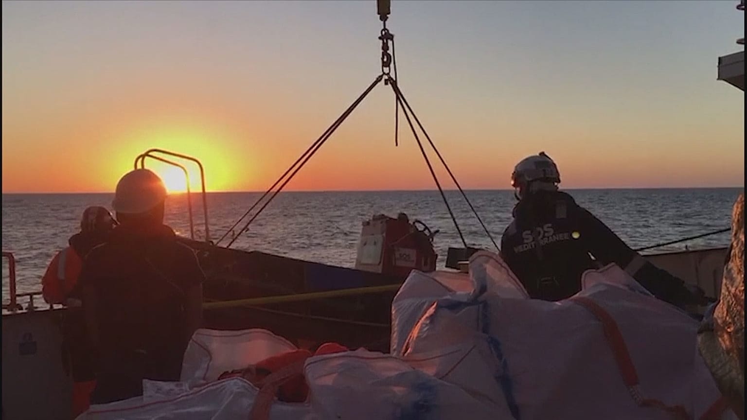 Akdeniz'de ölüm kalım mücadelesi veren göçmenlere İspanya'dan yardım eli