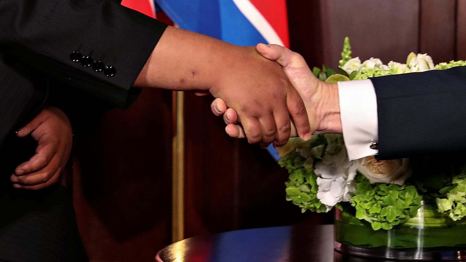 Cumprimento histórico entre Kim e Trump