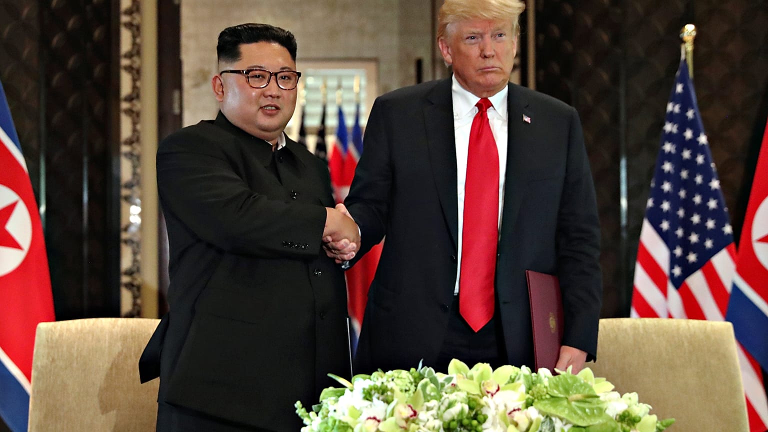 Trump-Kim, stretta di mano storica a Singapore: "Via a denuclearizzazione"