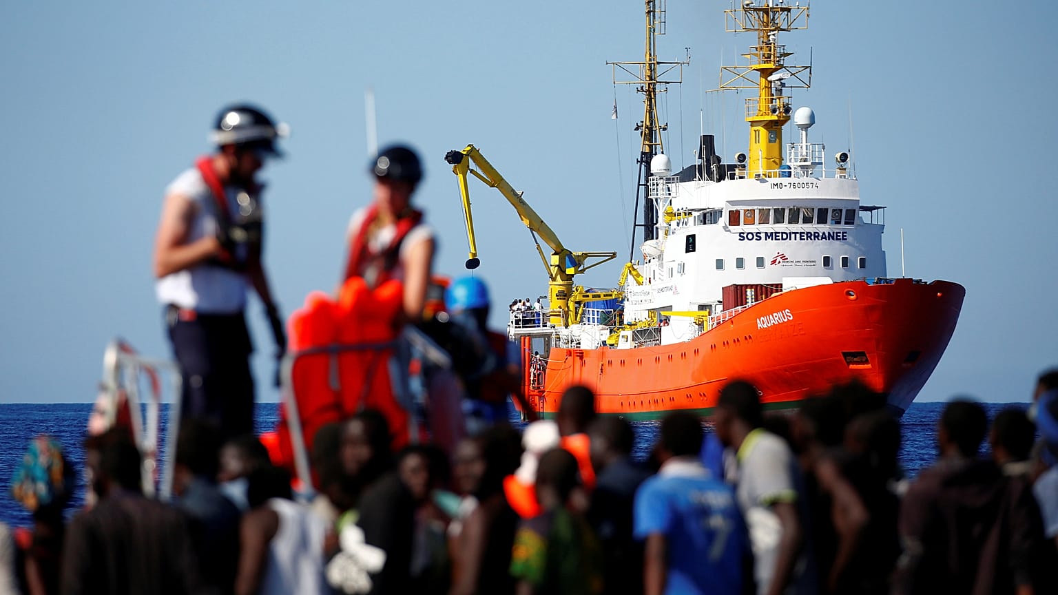 Aquarius escoltado a caminho de Espanha