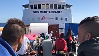 Akdeniz'de göçmenleri  taşıyan gemi İspanya'ya dümen kırdı