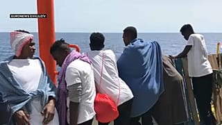 Spanyolországba viszik az Aquarius utasait