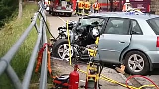 Középiskolások sérültek meg egy buszbalesetben Németországban