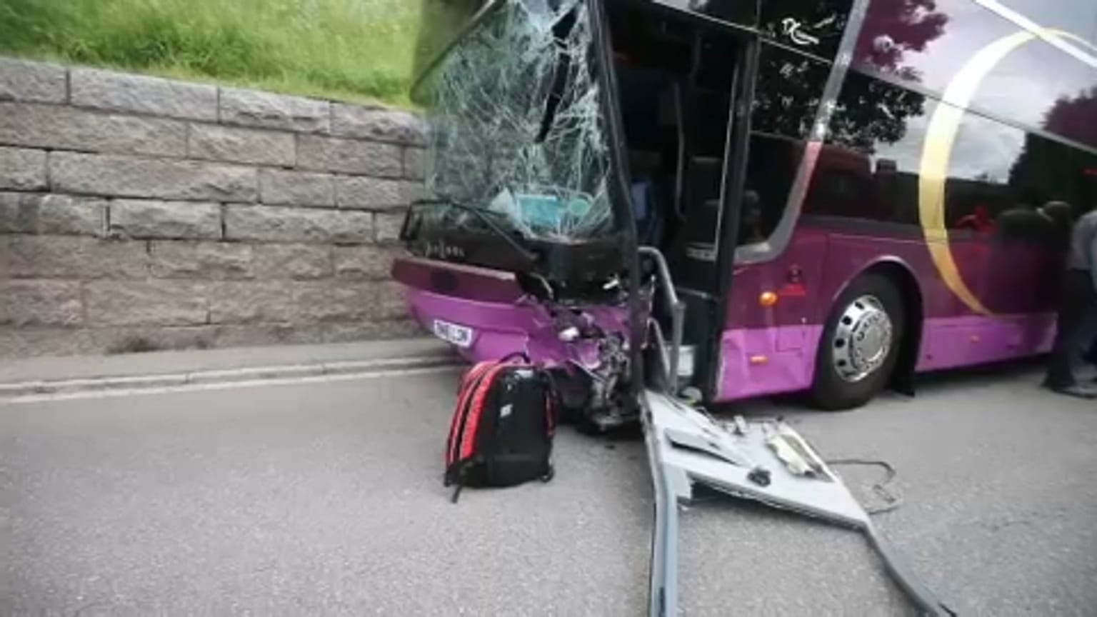 Σύγκρουση πούλμαν με ΙΧ αυτοκίνητο