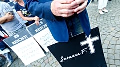 Manifestation d'extrême droite à Mainz, en Allemagne, en mémoire de Susanna