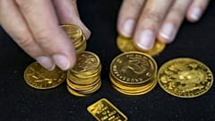 الذهب يتراجع والدولار يستعيد قوته بعد قمة ترامب وكيم