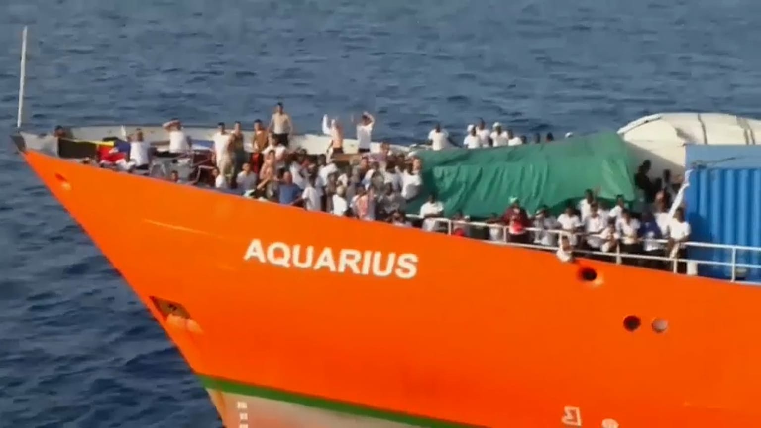 Tomando el aire en cubierta camino de Valencia