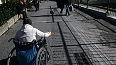 Θεσσαλονική: Εκμεταλλεύονταν παραπληγικό αγόρι για το επίδομα
