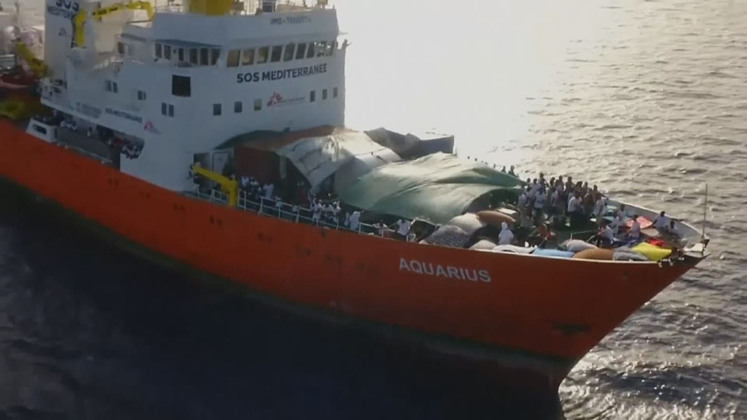 Ravitaillement et évacuations en cours sur l'Aquarius