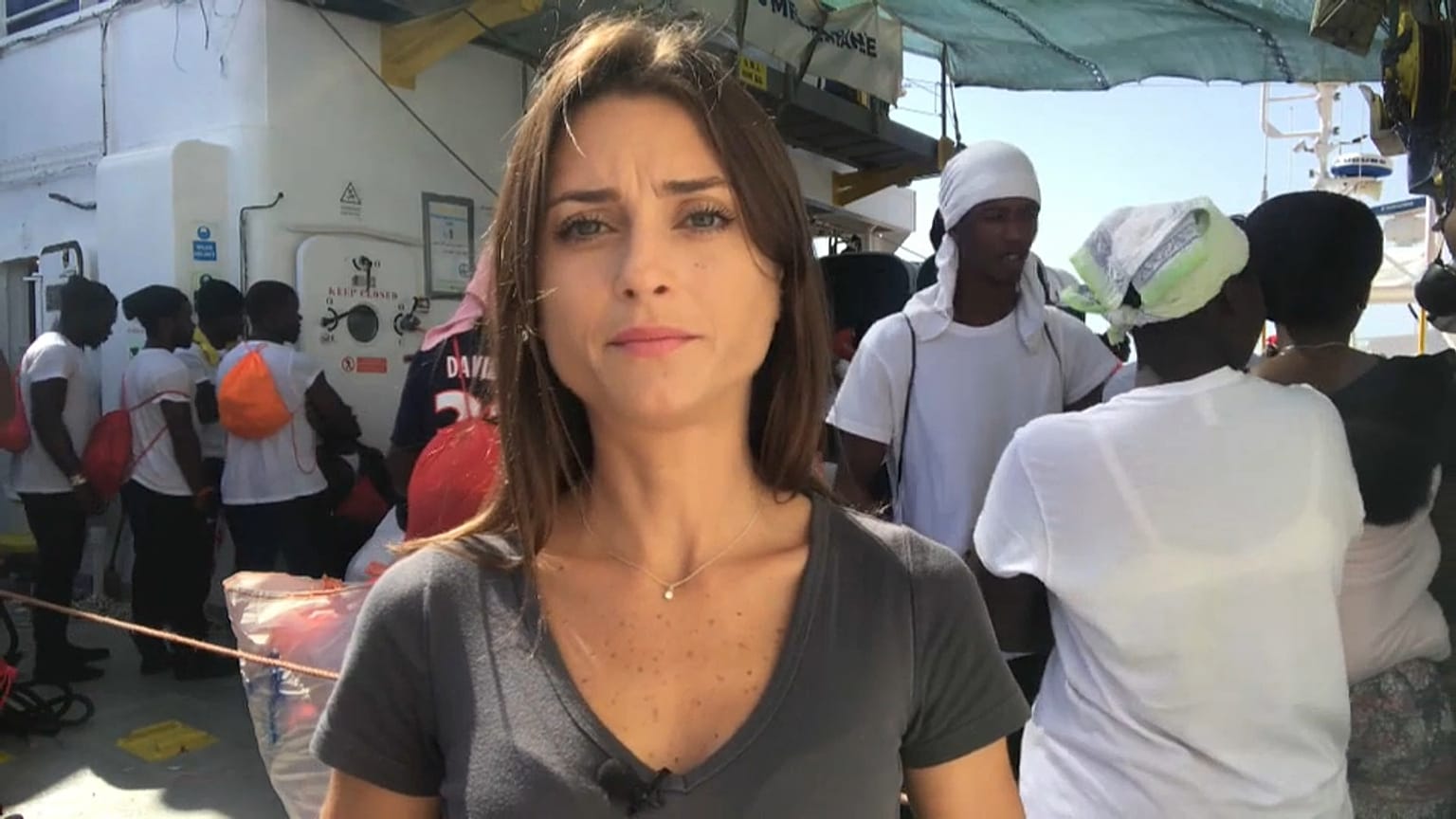 Primeros traslados del Aquarius a barcos italianos.