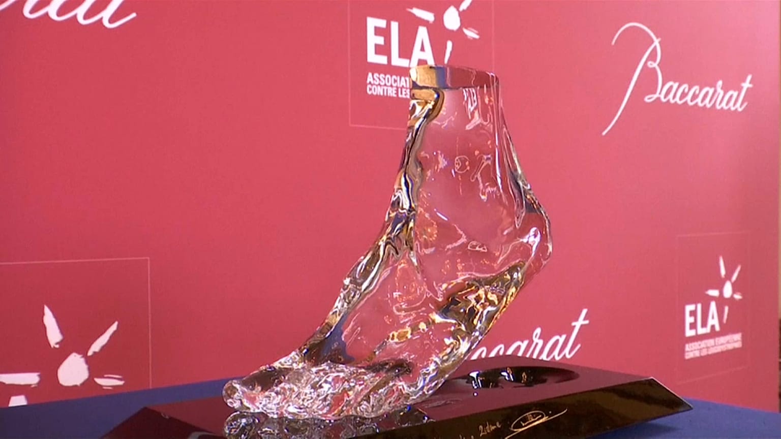 تمثال من الكريستال لقدم نجم كرة القدم الفرنسي زين الدين زيدان