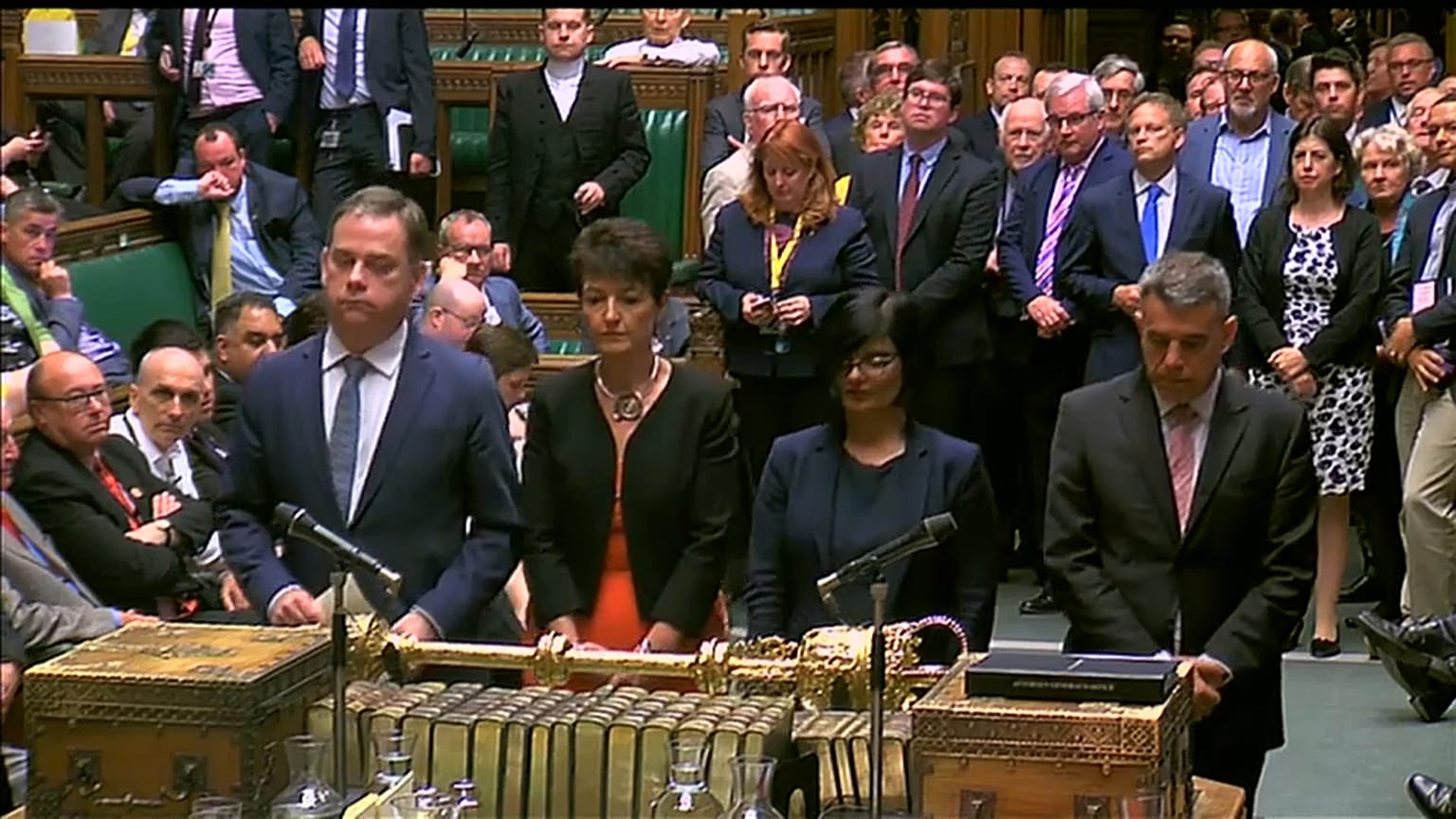 May consigue por la mínima que el Parlamento no tenga el control sobre el Brexit