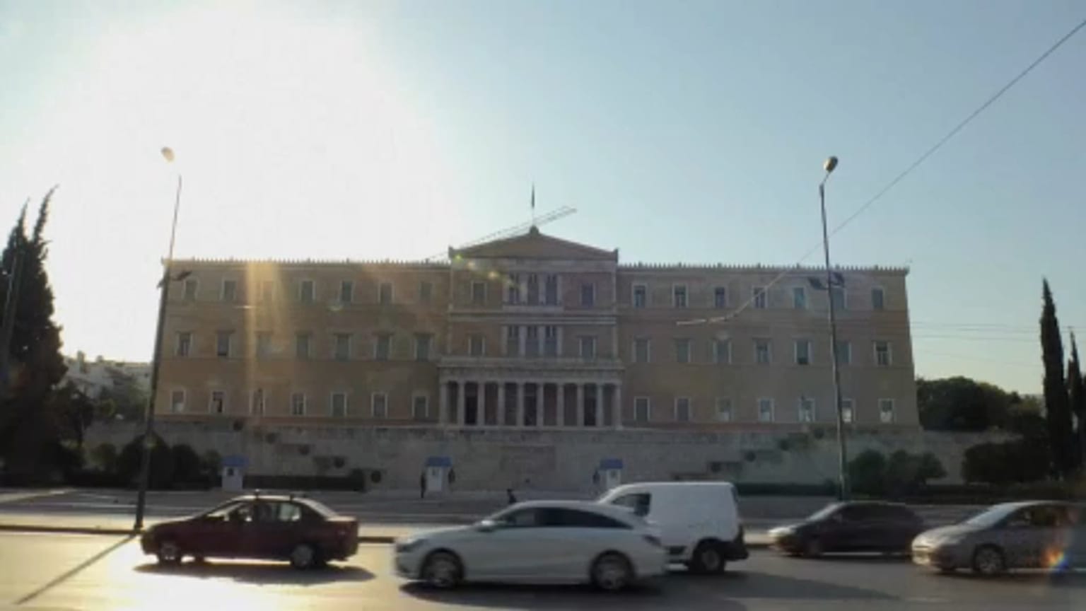 Διχασμένοι Έλληνες και Σκοπιανοί μετά τη συμφωνία