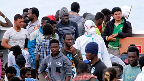932 migrantes desembarcam em Itália
