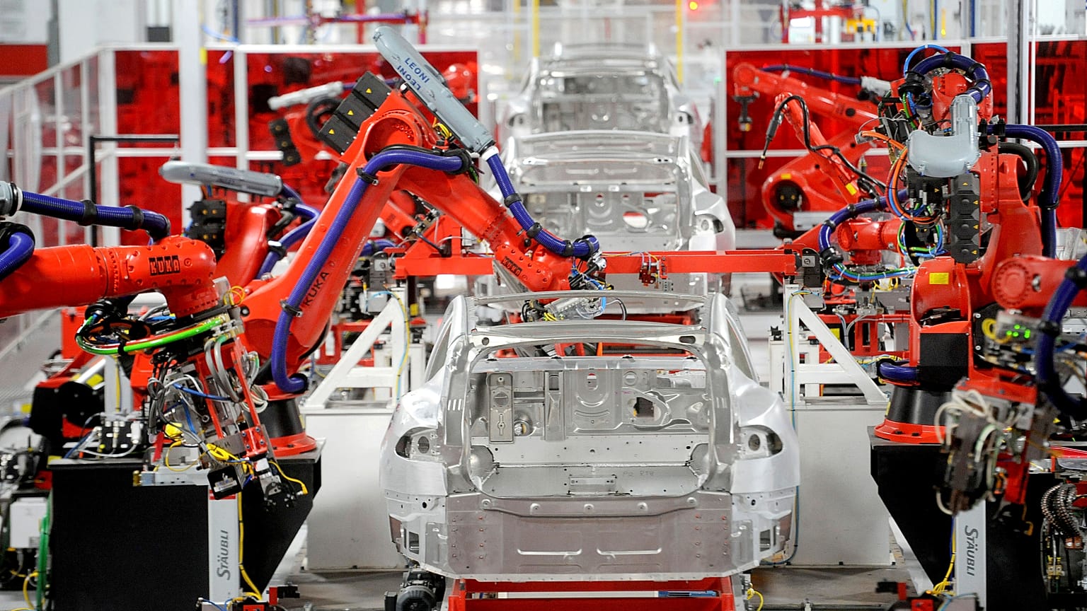 Tesla frena el gasto y acelera los despidos