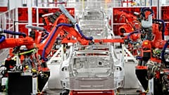 Tesla frena el gasto y acelera los despidos