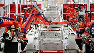 Tesla frena el gasto y acelera los despidos