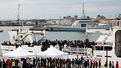 Akdeniz'de kurtarılan 900 göçmen İtalya'ya getirildi