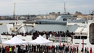 Akdeniz'de kurtarılan 900 göçmen İtalya'ya getirildi