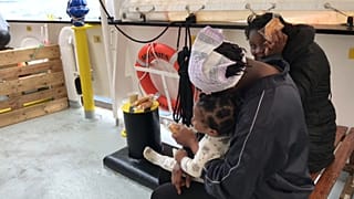 Müsliriegel und Obst: Leben an Bord der Aquarius