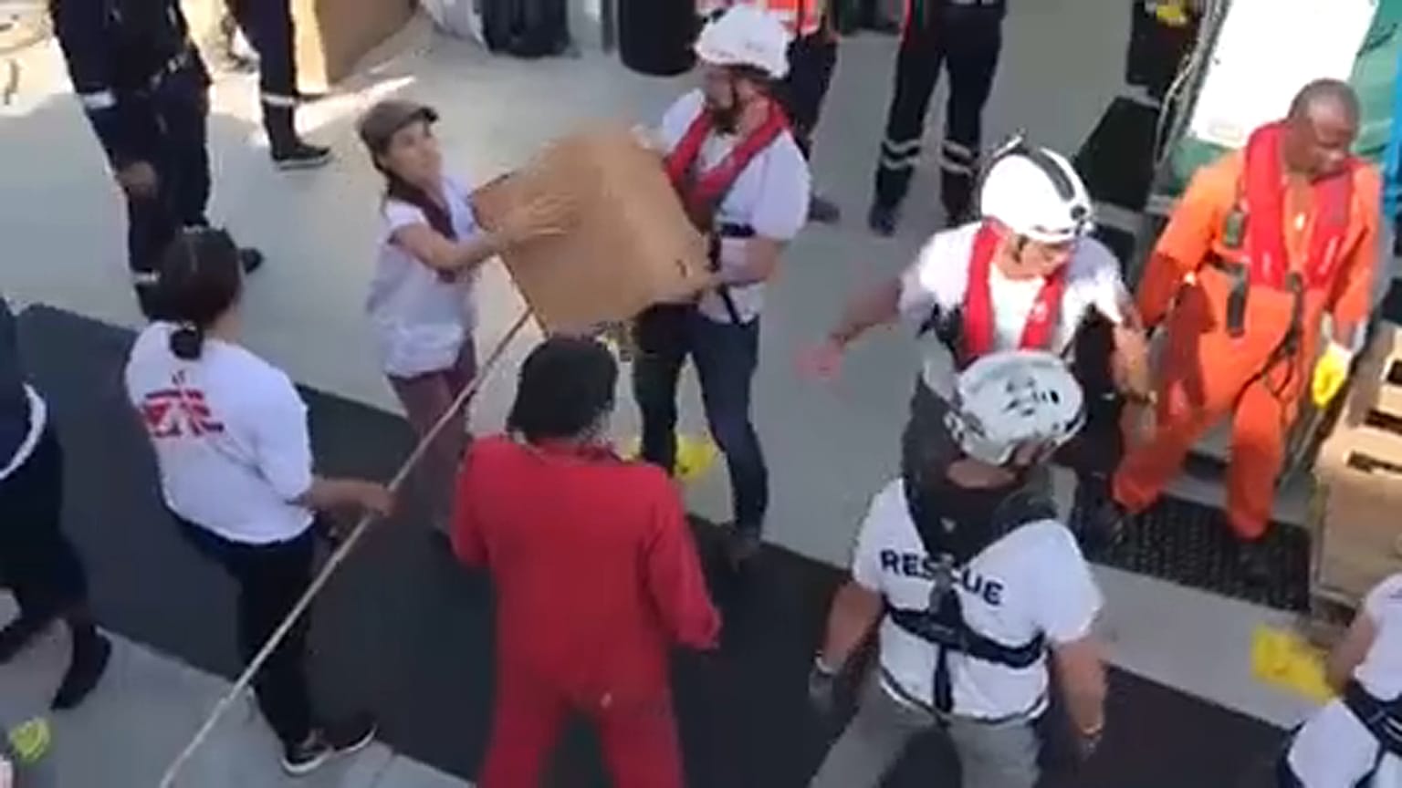 Élelmiszert kaptak az Aquarius utasai