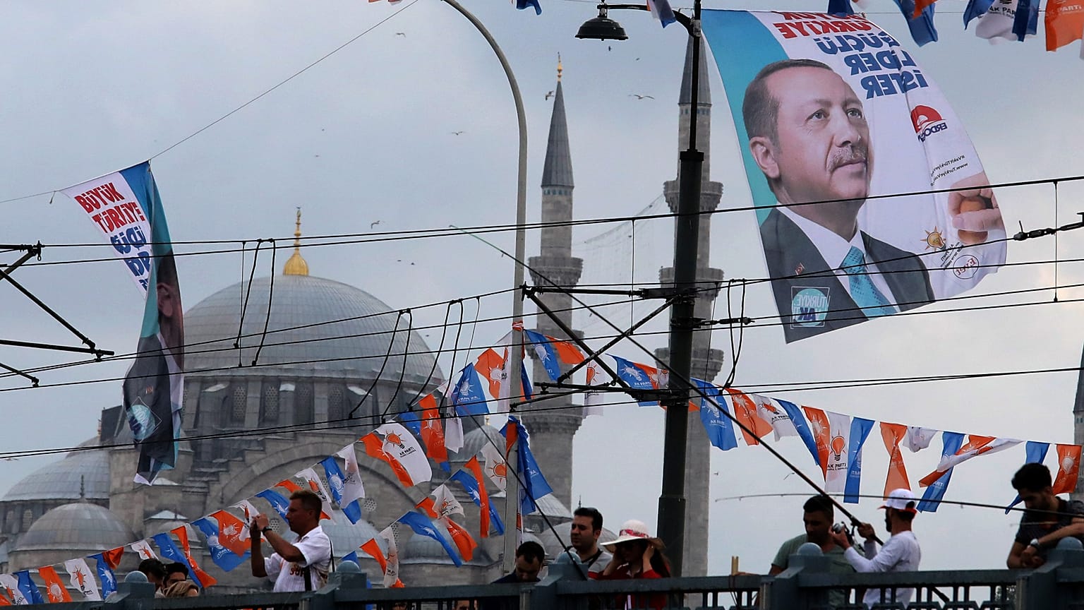 استطلاع يظهر تراجع شعبية إردوغان واضطراره لجولة انتخابات ثانية