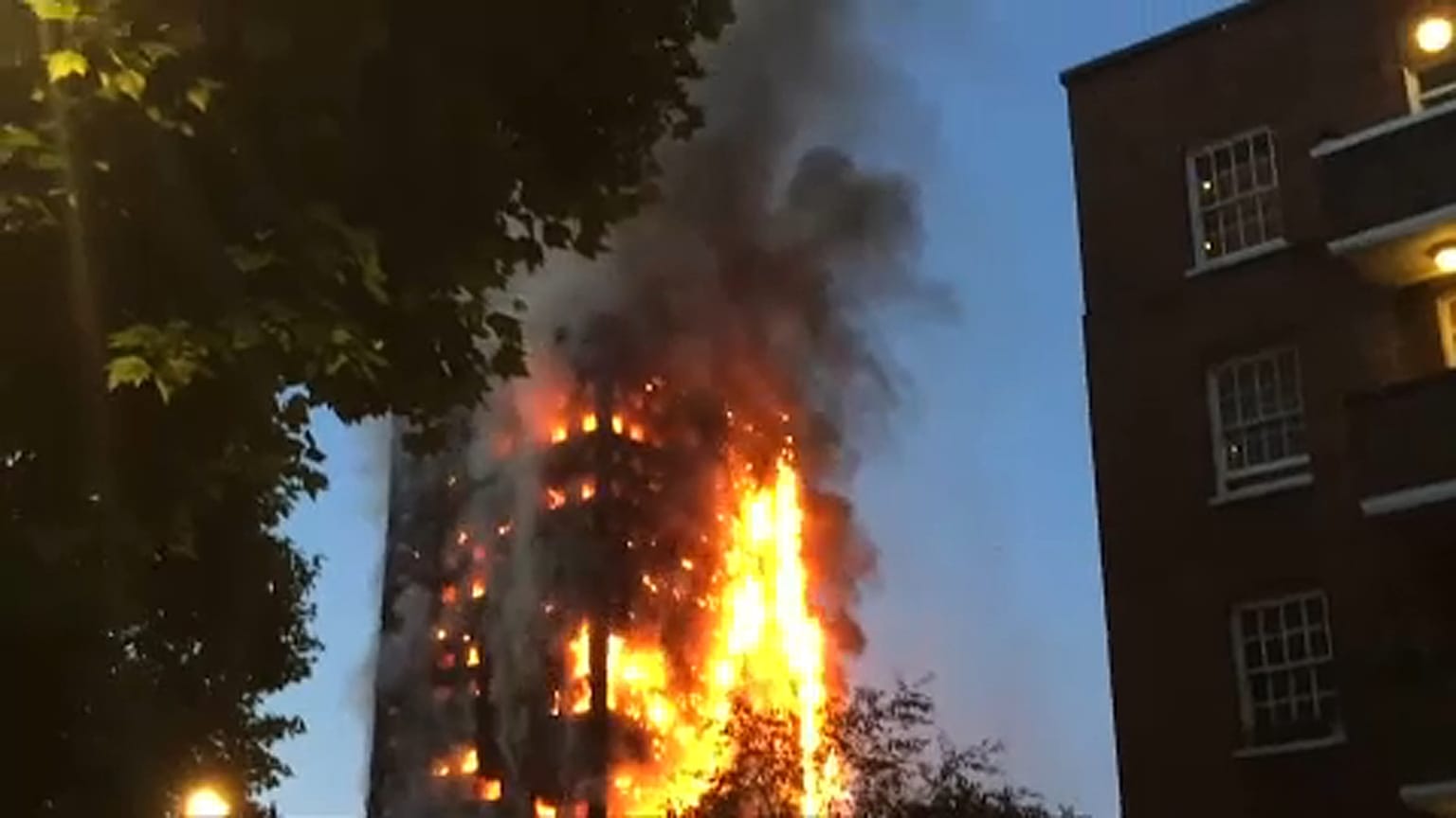 Megemlékezés a leégett Grenfell-torony évfordulóján